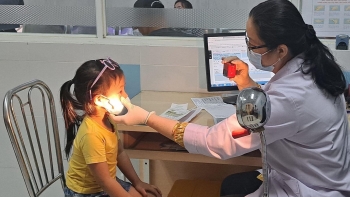 Nhìn vào mắt người đau mắt đỏ có bị lây bệnh hay không?