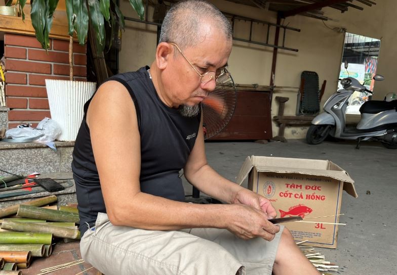 Nghệ nhân nặng lòng giữ nghề làm đồ chơi trung thu truyền thống