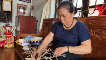 Nghệ nhân nặng lòng giữ nghề làm đồ chơi trung thu truyền thống