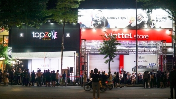 Người Việt trắng đêm xếp hàng chờ nhận iPhone 15