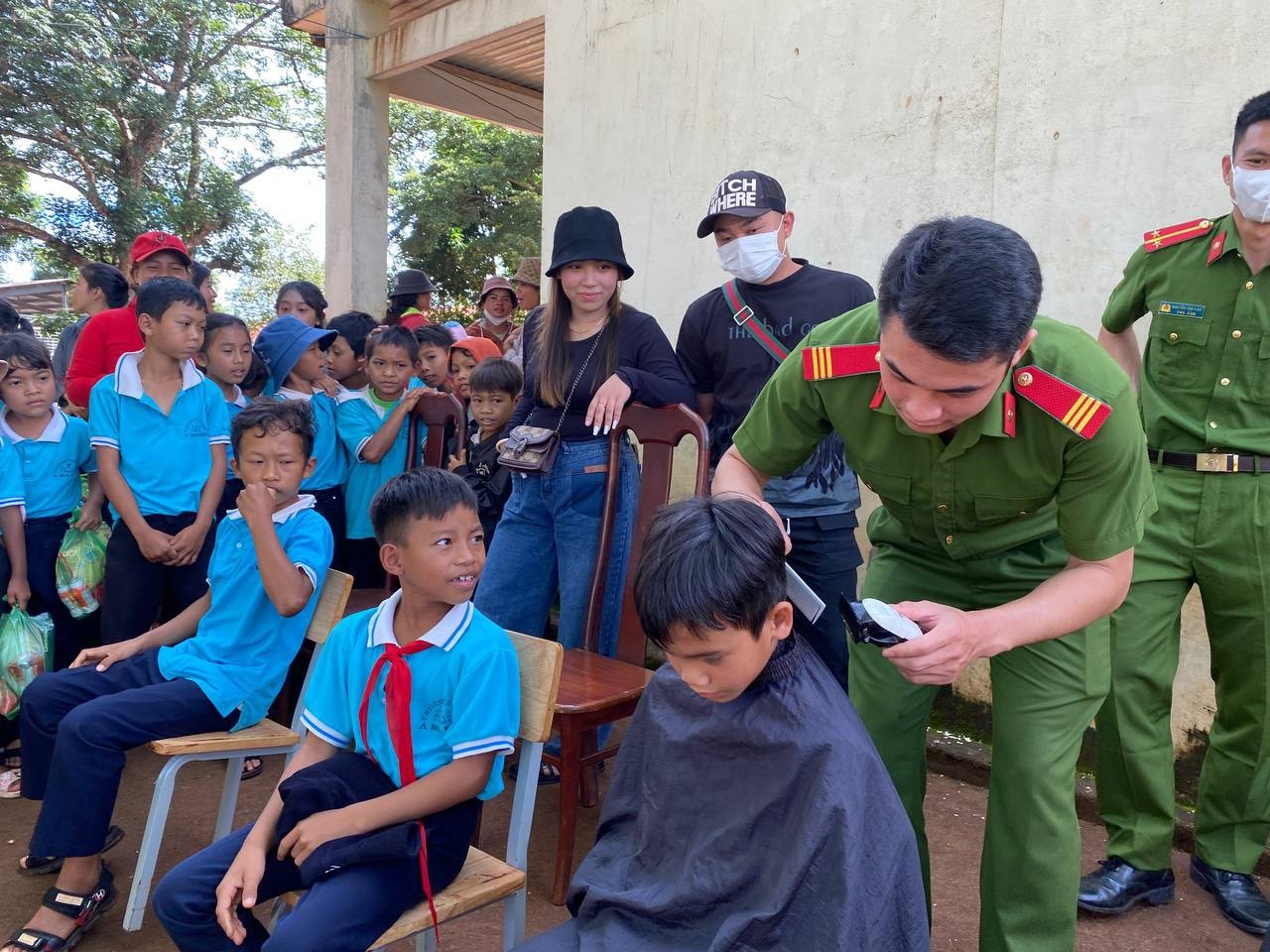 Hớt tóc miễn phí cho học sinh.