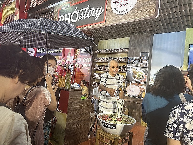 Gian hàng phở là một trong những địa chỉ thu hút khách trong và ngoài nước đến thưởng thức, tìm hiểu