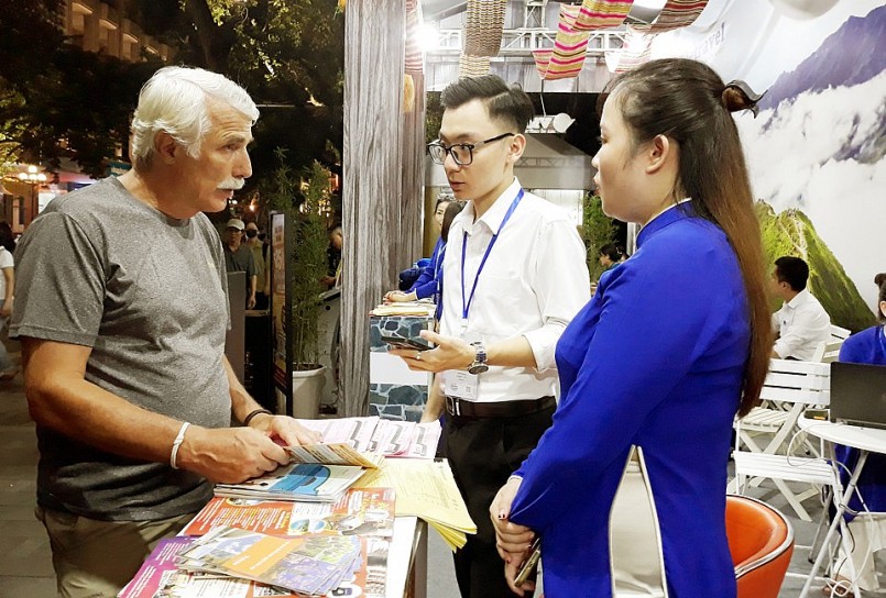 Du khách quốc tế tìm hiểu tour du lịch Hà Nội tại Festival Thu Hà Nội