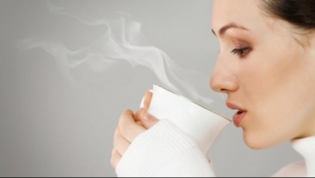 Uống nước ấm giúp bạn đẹp hơn, khỏe hơn