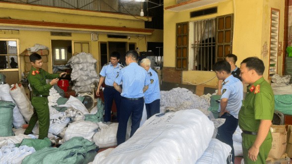 Thái Bình: Phát hiện hai kho hàng chứa trên 1,3 tấn hàng hóa có dấu hiệu giả mạo