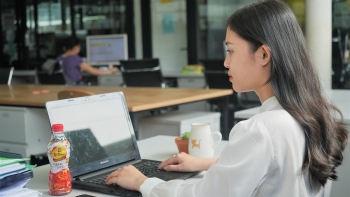 Nhân viên văn phòng và nỗi ám ảnh “con nhà người ta”