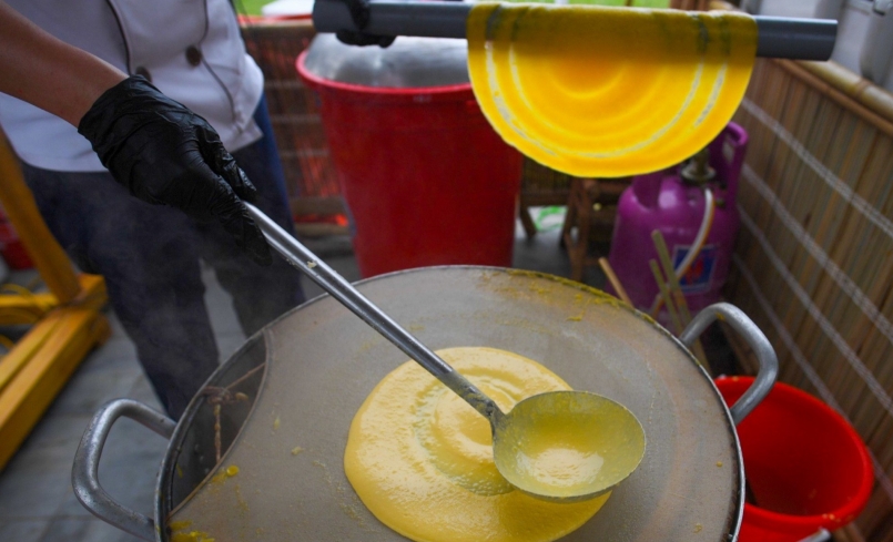 Công đoạn tráng thành bánh phở