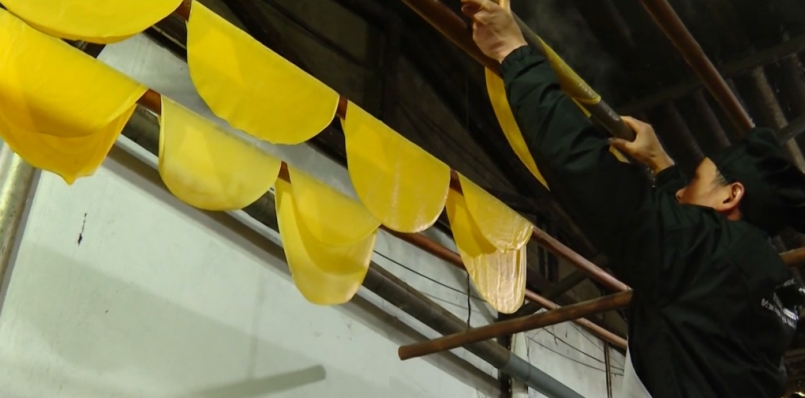 Sau khi tráng, bánh phở ngô được phơi