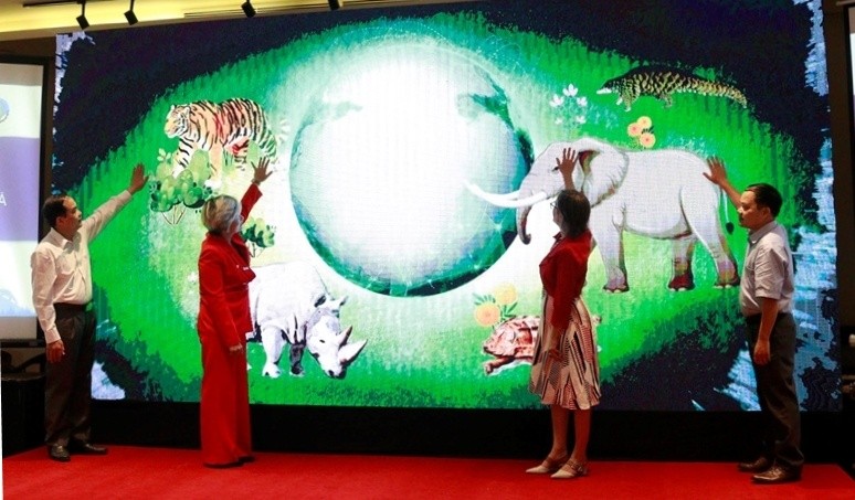 Đại diện các đơn vị nhấn nút khởi động Dự án