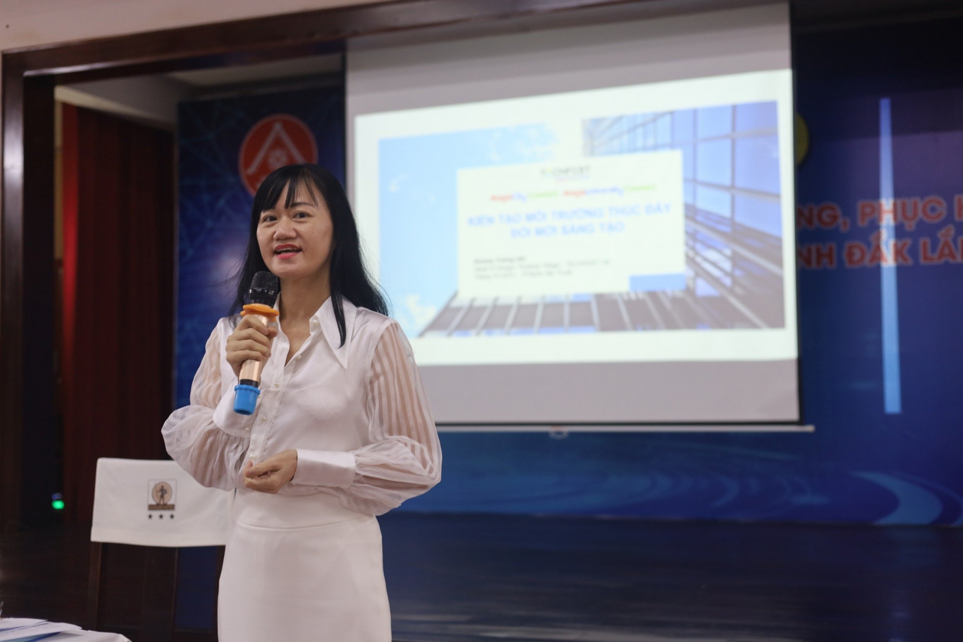 Đại diện Làng Tư duy thiết kế thuyết trình tại hội thảo.