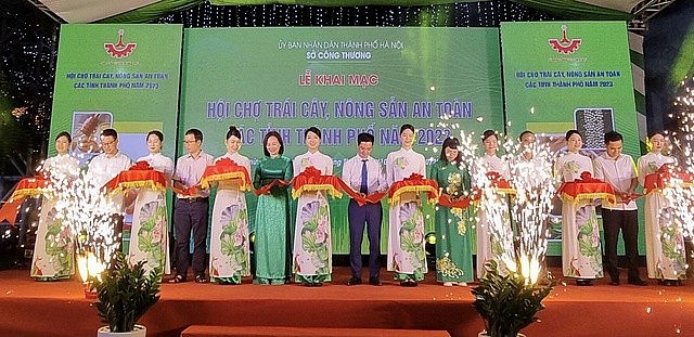 Các đại biểu cắt băng khai mạc hội chợ Các đại biểu cắt băng khai mạc hội chợ