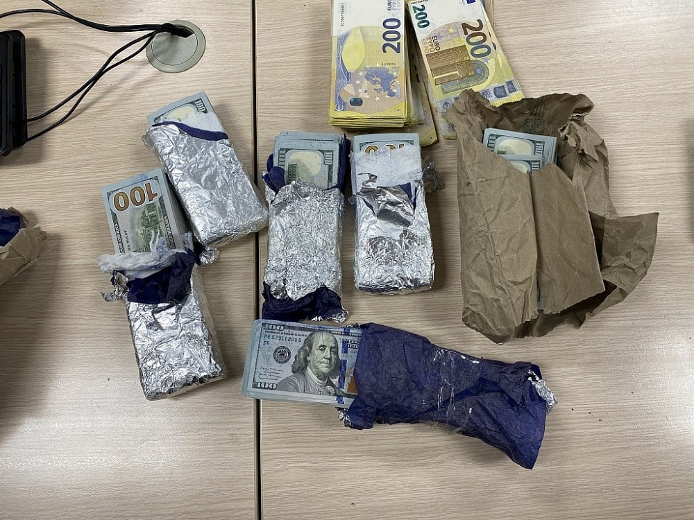 bắt giữ nhiều vụ buôn lậu, gian lận thương mại giá trị cao. bắt giữ nhiều vụ buôn lậu, gian lận thương mại giá trị cao.