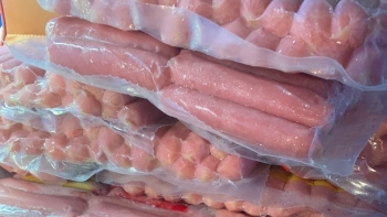 Cao Bằng: Phát hiện và buộc tiêu hủy 304 kg xúc xích nhập lậu