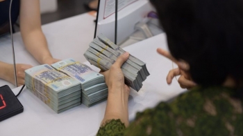 Tiền gửi ùn ùn đổ về ngân hàng, lãi suất liên ngân hàng tăng vọt