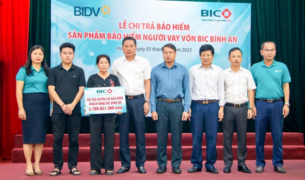 Lãnh đạo BIC và BIDV Hà Tĩnh trao tiền bảo hiểm cho đại diện gia đình khách hàng Lãnh đạo BIC và BIDV Hà Tĩnh trao tiền bảo hiểm cho đại diện gia đình khách hàng