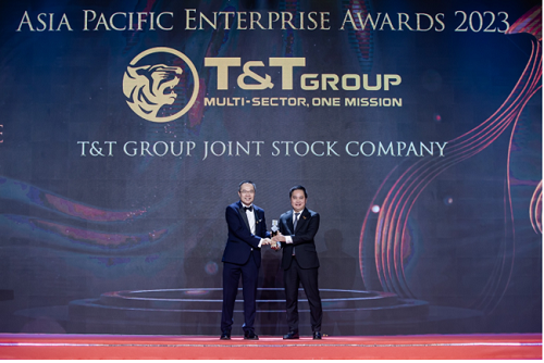 Ông Mai Xuân Sơn, Tổng Giám đốc T&T Group (bên phải) nhận cúp vinh danh Doanh nghiệp xuất sắc Châu Á 2023 cho T&T Group