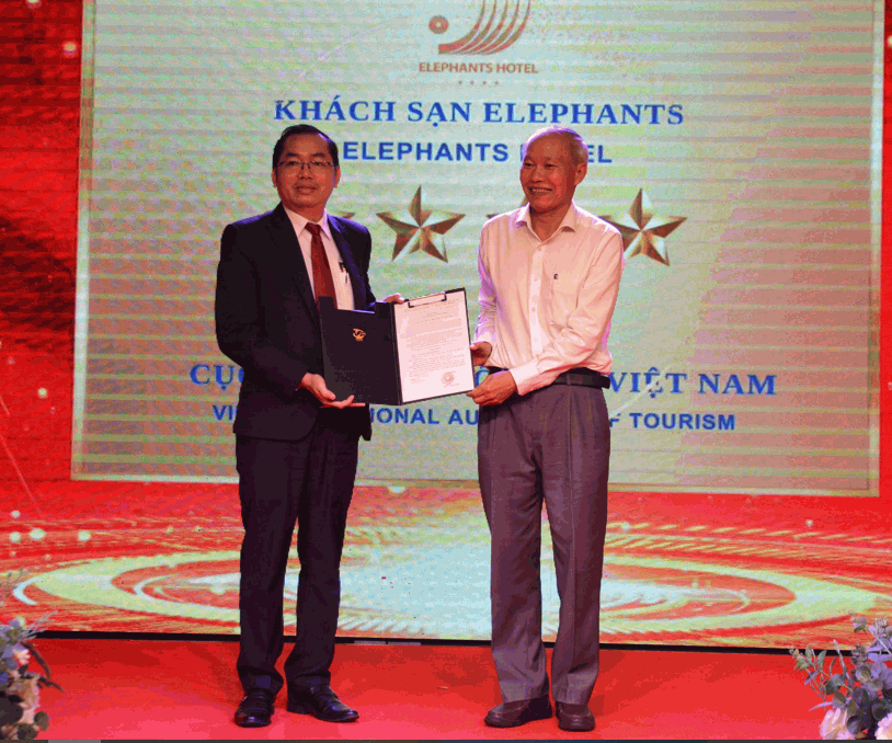 Ông Thái Hồng Hà – tỉnh ủy viên giám đốc Sở Văn hóa thể thao và Du lịch trao Quyết định đạt chuẩn 4 sao cho ông Lê Văn Đức giám đốc khách sạn Elephants