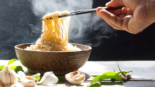 Có nên ăn mỳ tôm vào bữa sáng không?