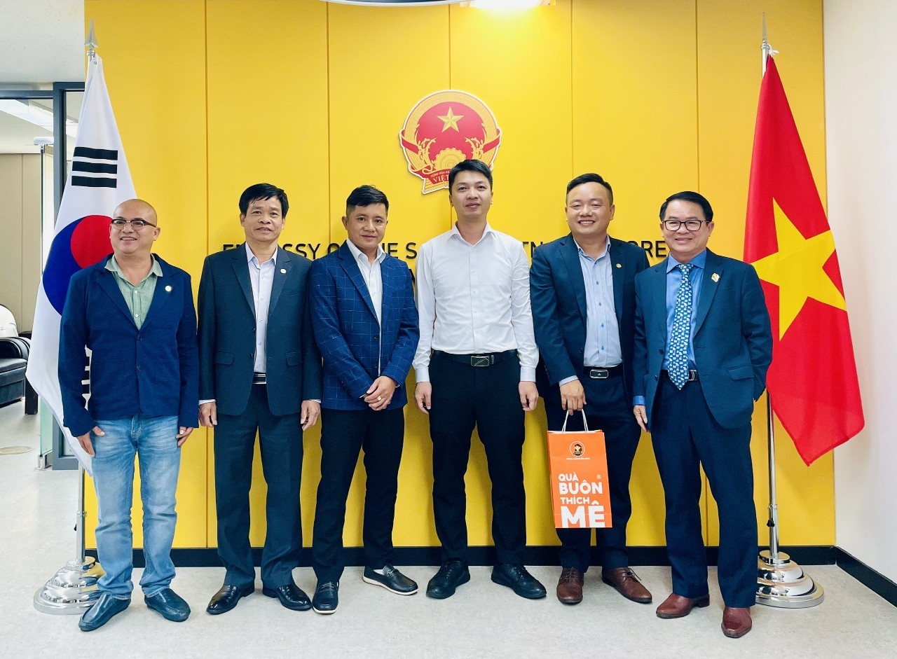 Lãnh đạo Sở Công Thương cùng các doanh nghiệp tại Thương vụ Việt Nam tại Hàn Quốc. Lãnh đạo Sở Công Thương cùng các doanh nghiệp tại Thương vụ Việt Nam tại Hàn Quốc.