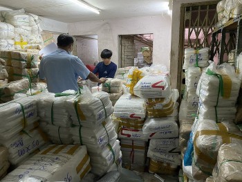 TP.HCM: Tiêu hủy lượng lớn túi nylon dùng đựng thực phẩm không rõ nguồn gốc