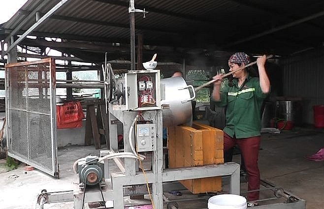 Chị Phùng Thị Tuyền - Chủ nhiệm Hợp tác xã miến đao xã Quy Mông đang sản xuất miến Chị Phùng Thị Tuyền - Chủ nhiệm Hợp tác xã miến đao xã Quy Mông đang sản xuất miến