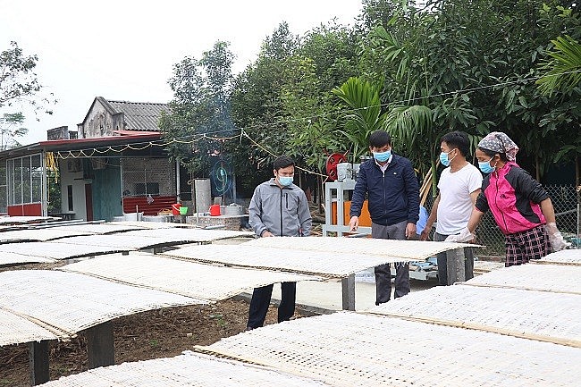 Lãnh đạo xã Quy Mông thăm cơ sở làm miến đao của bà Đinh Thị Thắng Lãnh đạo xã Quy Mông thăm cơ sở làm miến đao của bà Đinh Thị Thắng