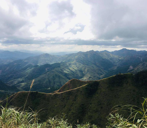 Sống lưng Khủng Long là cụm từ để chỉ sống núi đường lên mốc 1305, để đến được mốc này các bạn cần vượt qua sống núi này.