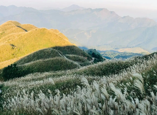 Điểm đến "hot" nhất Quảng Ninh hiện nay: Dân tình "ùn ùn" kéo đến dù đường khó đi