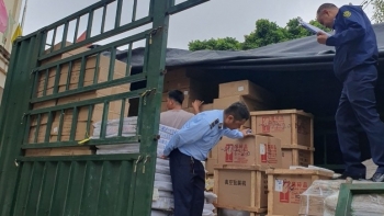 Lạng Sơn: Phát hiện 2 ô tô tải đầu kéo vận chuyển hơn 4000 sản phẩm tiêu dùng nhập lậu