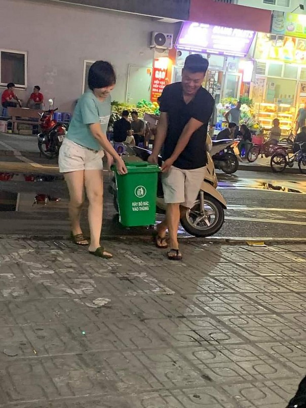 Tất cả cái gì đựng được nước sẽ là dụng cụ chứa nước sạch của cư dân Thanh Hà những ngày này, chỉ mong đủ nước để phục vụ nhu cầu sinh hoạt tối thiểu của gia đình.