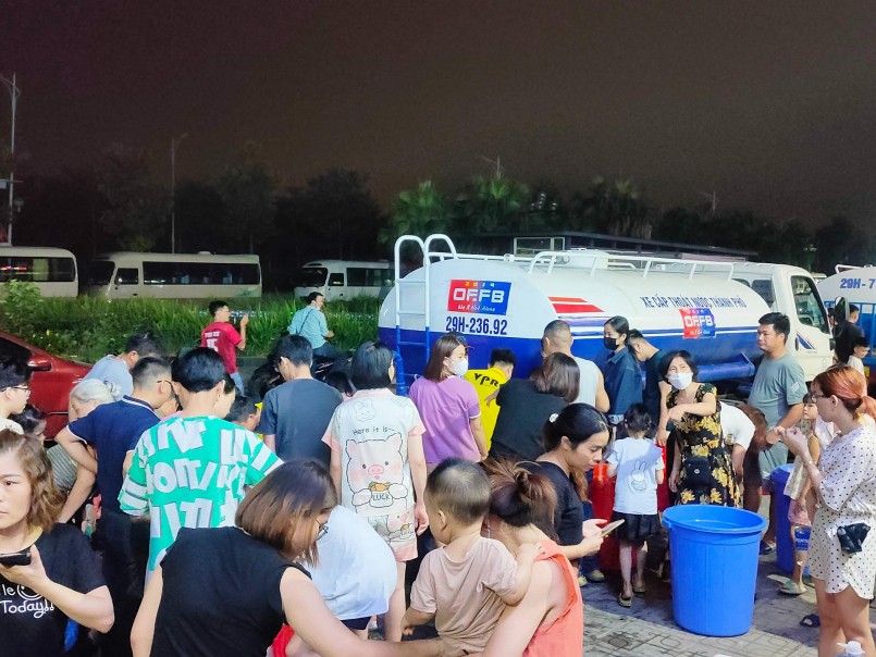 Anh Nguyễn Quốc Bình, quản trị viên hội nhóm xe hơi hơn một triệu thành viên trên mạng xã hội chia sẻ, biết được cư dân Thanh Hà đang gặp khó khăn về vấn đề nước sạch, nhiều gia đình bố mẹ không dám tắm để nhường nước cho các con. Anh cùng một vài thành viên trong nhóm quyết định hỗ trợ nhanh nhất cho bà con. Tối 17/10, hai xe nước sạch của nhóm đã đến với cư dân khu đô thị Thanh Hà, một thành viên đã xuống tận nơi để hỗ trợ, điều phối và thanh toán tiền.