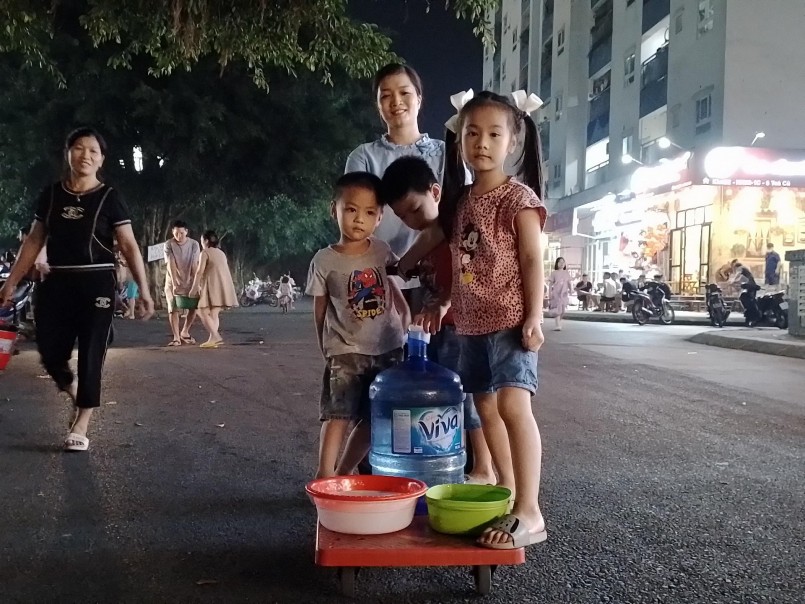 Có mặt từ rất sớm tại sảnh HH02-2C chờ lấy nước, chị Bùi Thu Hiền (ở toà HH02-1A) cho biết, tối ngày 16/10, cả nhà chỉ tích được một bình 20 lít nước, sáng ra cả nhà chia nhau đánh răng rửa mặt để đi làm, đi học. Tối về thì không có giọt nước nào nên nghe tin xe trở nước đến cứu tế đã mang xô xuống sảnh chờ xe nước đến. “Mong muốn được cấp nước trở lại nhưng phải là nước sạch, nếu nước không sạch thì thà chịu dùng ít còn hơn”, chị Hiền buồn rầu nói.