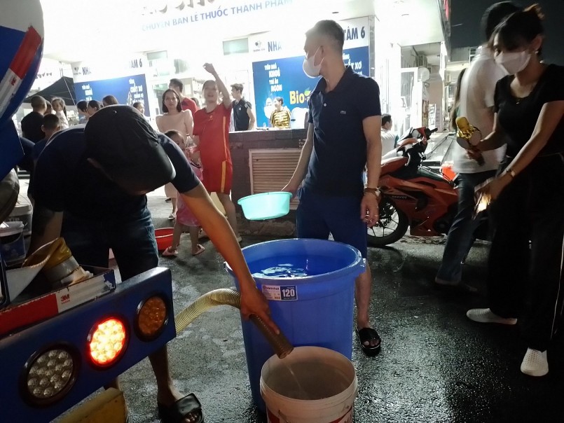 Anh Nguyễn Anh Tuấn (ở toà HH02D) khu 5 tòa mới cho biết, tôi phải xếp hàng đợi hơn 1 tiếng mới lấy được nước. Ba ngày qua kể từ khi toà nhà bị mất nước, cuộc sống của gia đình tôi vô cùng khổ cực. Bát đũa ăn xong không có nước để rửa. Thậm chí các thành viên trong gia đình phải nhịn tắm, nhịn đi vệ sinh.