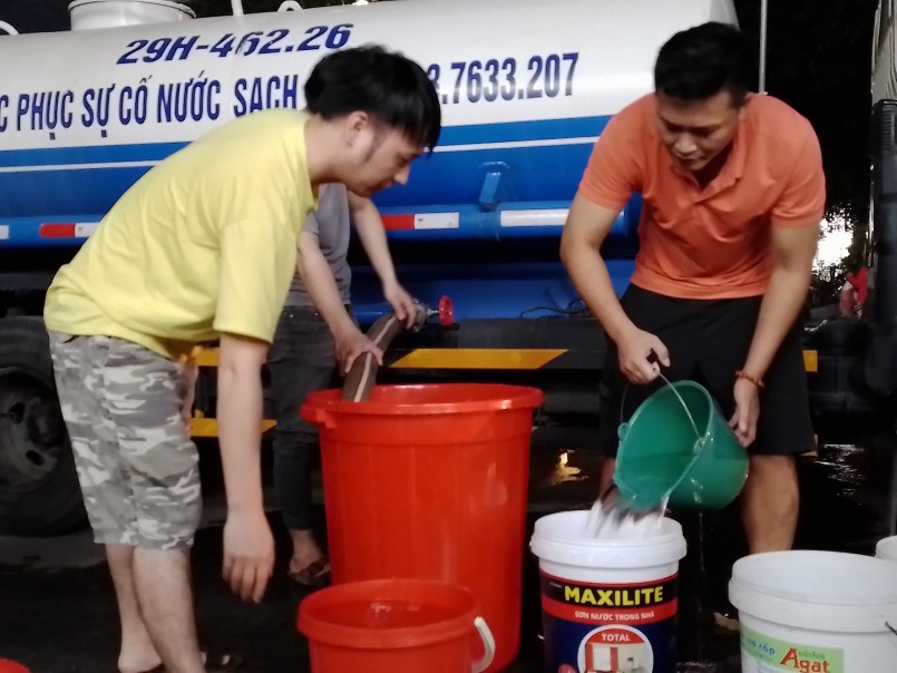 Anh Vũ Thành Duy, chủ nhà thuốc Phương Tâm (TDP số 3) cho biết, thấy cảnh dân cư Thanh Hà không có nước để dùng rất đau lòng. Trong lúc khó khăn anh mong muốn san sẻ cùng bà con bằng cách hỗ trợ 4 xe nước sạch chia đều cho các tổ dân phố. Đúng 19h ngày 17/10 xe nước đầu tiên đã về đến sảnh HH02-2C, bà con xếp hàng rất đông để chờ lấy nước, phục vụ nhu cầu thiết yếu của gia đình. “Đây chỉ là giải pháp tạm thời, còn lâu dài tôi mong muốn các ban ngành vào cuộc để người dân Thanh Hà có nước sạch sử dụng ổn định, không còn cảnh phải đi xách từng xô nước như thế này nữa”, anh Duy trải lòng.