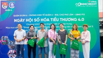 Ngân hàng đưa công nghệ tới từng cửa hàng tạp hóa, chợ truyền thống