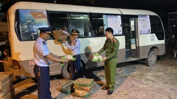 Lai Châu: Phát hiện phương tiện vận chuyển 920kg xúc xích và chả cá không rõ nguồn gốc