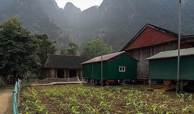 Những ngôi nhà nổi ở Tân Hoá. Ảnh: Oxalis Adventure