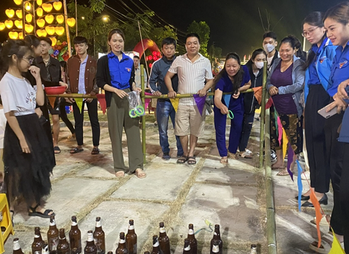 Trò chơi dân gian thu hút người dân tham gia. 