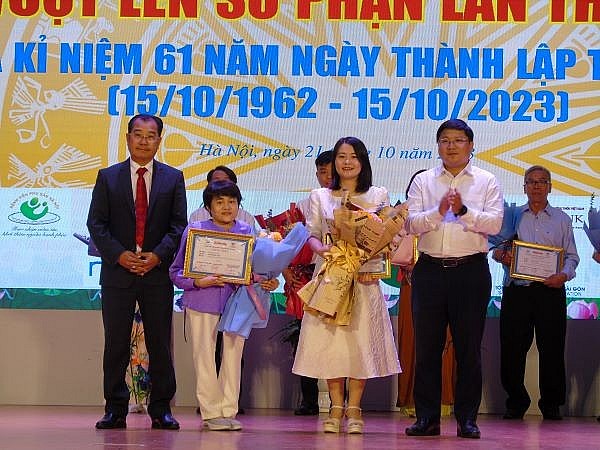 TS. Trịnh Minh Thái - Bí thư Đảng ủy, Chủ tịch Hội đồng Học viện Thanh thiếu niên Việt Nam trao giải B tới các tác giả Lê Thị Vân và Lê Thị Lan Anh