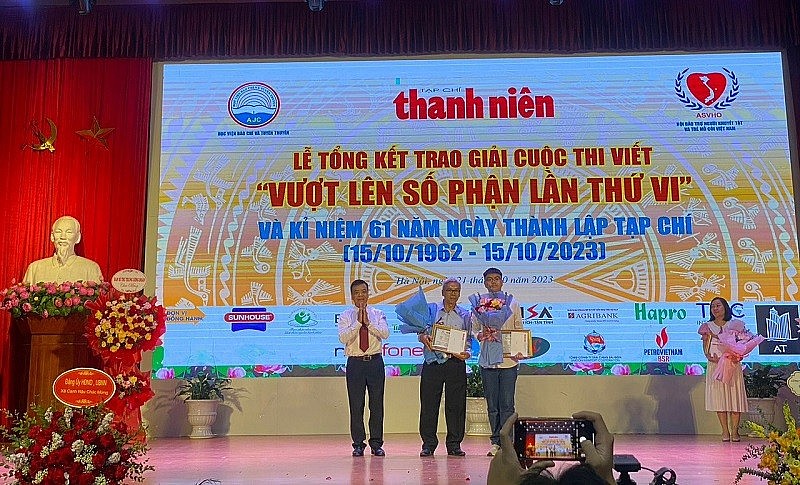 Đồng chí Đỗ Quang Huỳnh - Phó tổng biên tập Tạp chí Thanh niên trao giải thí sinh lớn tuổi nhất và nhỏ tuổi nhất có bài dự thi hay nhất