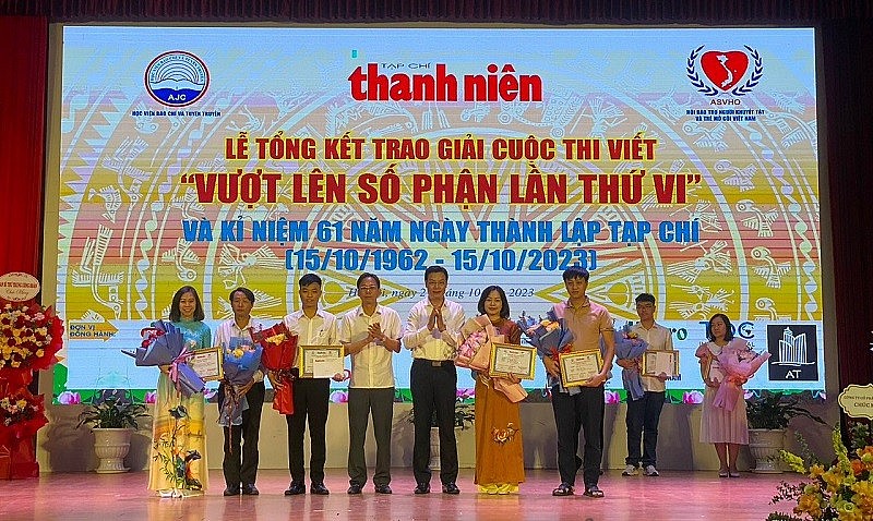 Đồng chí Hồ Hồng Hải - Phó Vụ trưởng Vụ pháp chế - Bộ Thông tin và Truyền thông và đồng chí Trần Thanh Giang - Phó giám đốc, Phó Chủ tịch Hội đồng Học viện Báo chí và Tuyên truyền trao giải C tới các tác giả