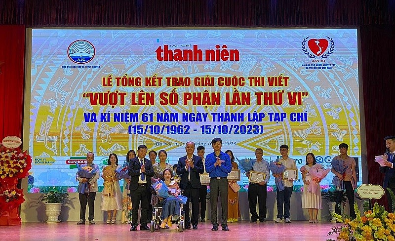 Đồng chí Nguyễn Minh Triết - Bí thư BCH Trung ương Đoàn, Chủ tịch Trung ương Hội sinh viên viên Việt Nam và đồng chí Nguyễn Toàn Thắng - Bí thư Chi bộ, Tổng biên tập Tạp chí Thanh niên và ông Nguyễn Hồng Phong - Phó chủ tịch Hội doanh nhân trẻ Việt Nam, Tổng giám đốc Công ty CP Công nông nghiệp Tiến Nông trao giải đặc biệt tới tác giả Nguyễn Thị Thanh Thanh với tác phẩm Vượt lên số phận
