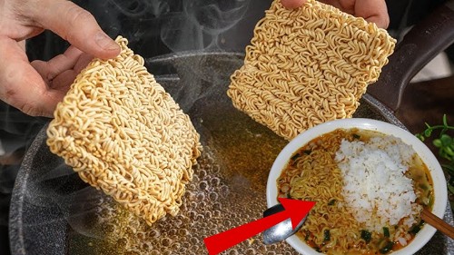 Bữa sáng nên ăn mỳ tôm hay cơm nguội?