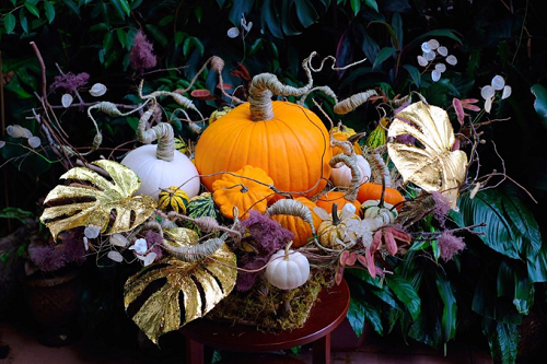 Những năm gần đây, xu hướng trang trí bí ngô dịp Halloween nở rộ. Năm nay, ngay từ đầu tháng 10, nhiều siêu thị, cửa hàng nông sản và trên chợ mạng đã tràn ngập bí ngô với đủ loại hình dáng, kích cỡ, màu sắc để phục vụ người dân muốn trang hoàng nhà cửa, cửa hàng sớm.