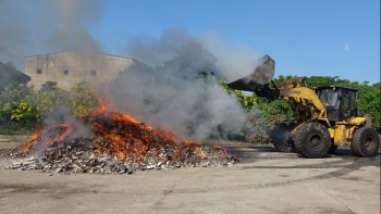 Long An: Tiêu hủy gần 200.000 bao thuốc lá điếu nhập lậu