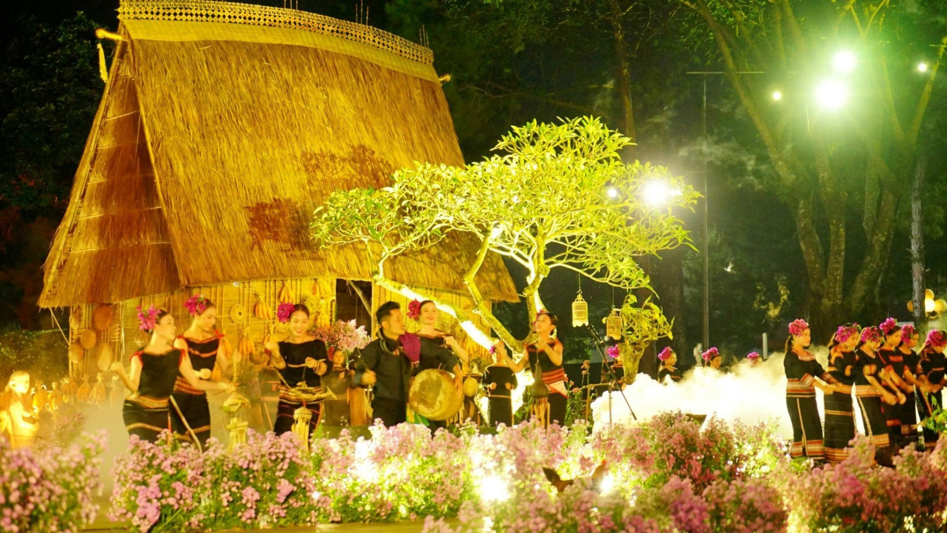 Sắc màu lung linh thổ cẩm tái hiện trên không gian mờ ảo cuốn hút người xem.