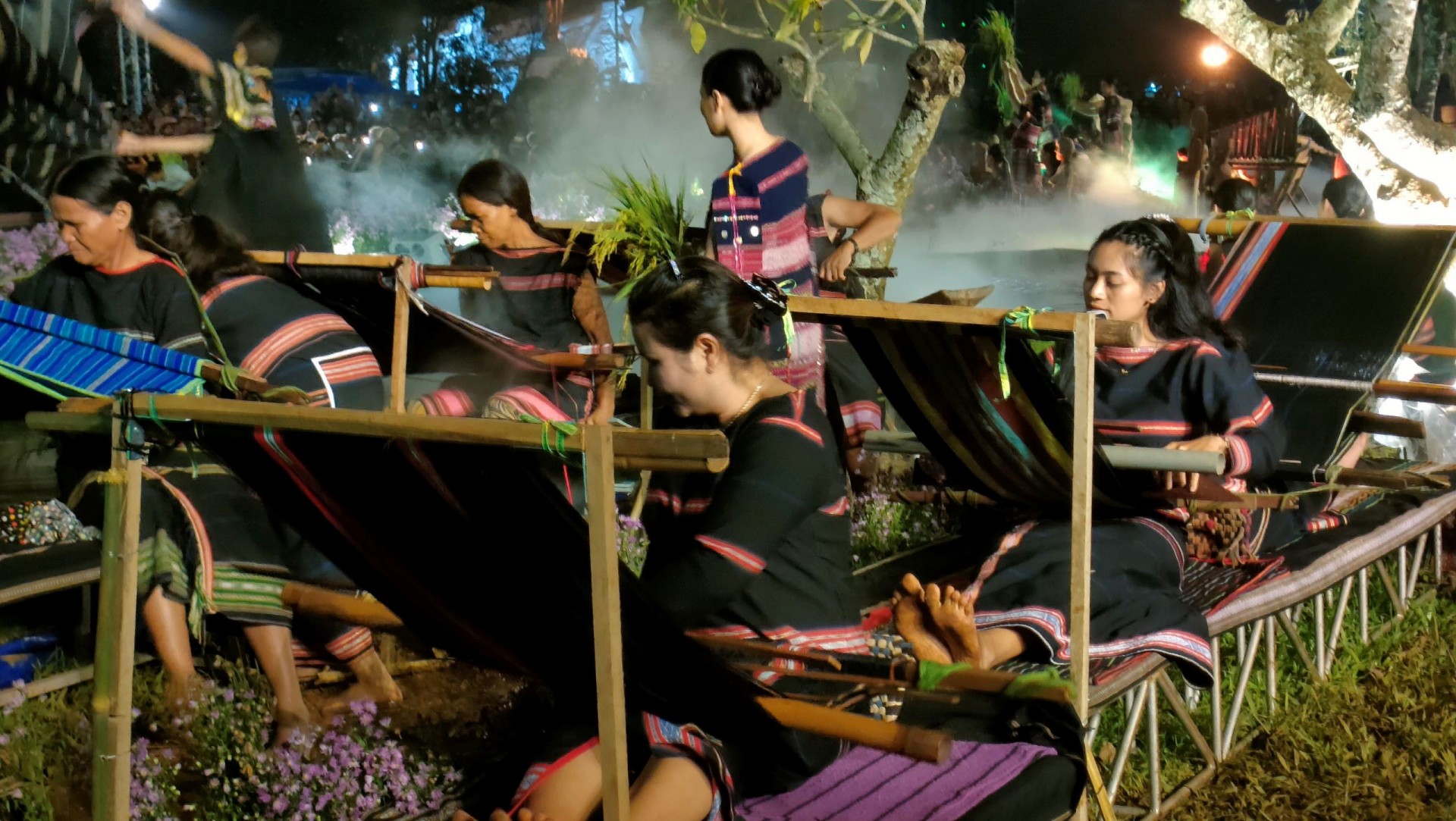 phần trình diễn tái hiện nghề thủ công truyền thống dệt thổ cẩm.