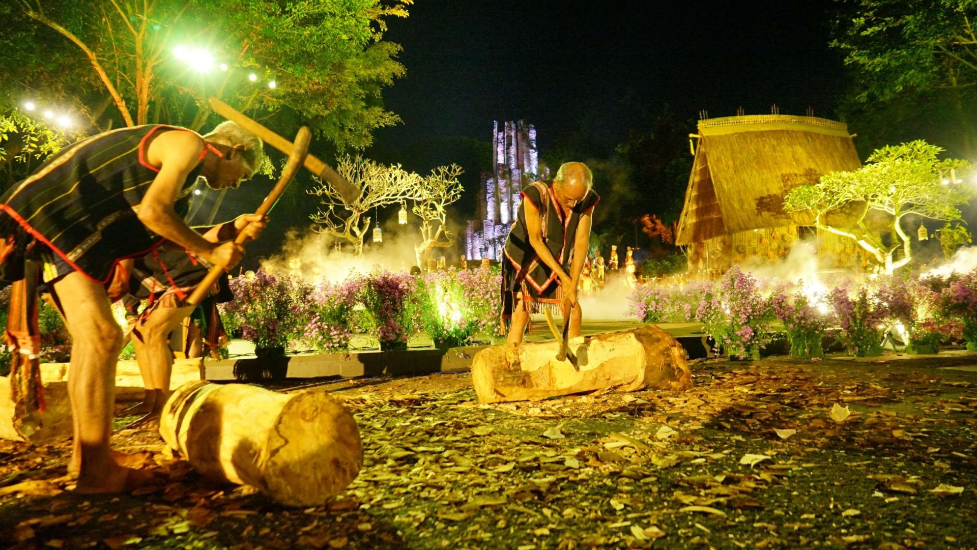 Phần trình diễn tái hiện nghề thủ công truyền thống dệt đẽo tượng nhà mồ.