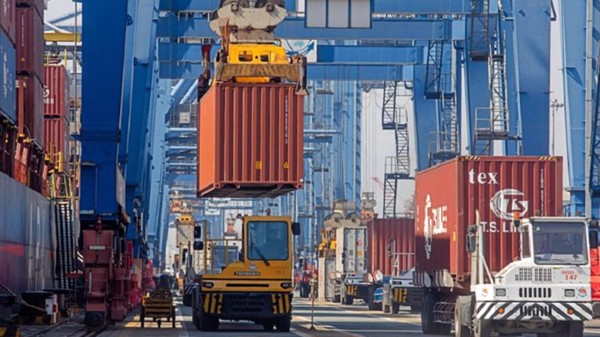 Xuất khẩu lấy lại “nhịp” tăng trưởng, thặng dư thương mại đạt trên 24 tỷ USD