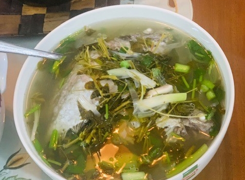 canh chua cá kình nấu rau chua me đất